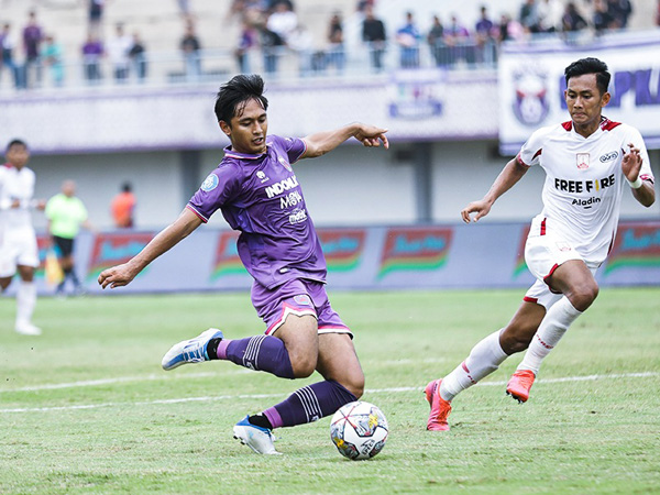 Penyerang Persita Tangerang, Hanis Saghara saat menghadapi Persis Solo