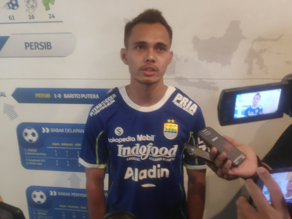 Rezaldi Hehanussa ketika diperkenalkan di Graha Persib