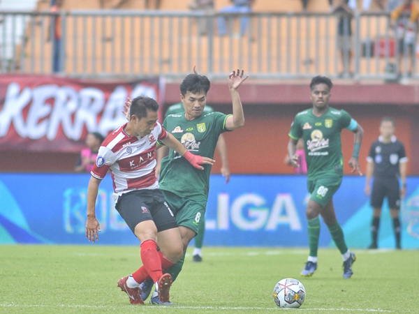 Pemain Madura United, Lee Yoo-joon di pertandingan kontra Persebaya Surabaya
