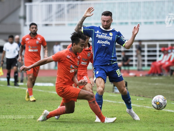Marc Klok ketika berhadapan dengan Borneo FC
