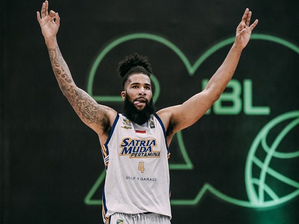 Elijah Foster saat melawan Bali United Basketball.