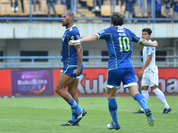 Persib menang 3-1 di kandang PSIS