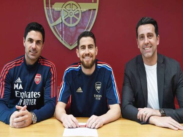 Rekrutan terbaru Arsenal yaitu Jorginho (tengah), mengungkap alasannya kenapa dirinya bersedia untuk pindah ke Emirates Stadium / via Getty Images