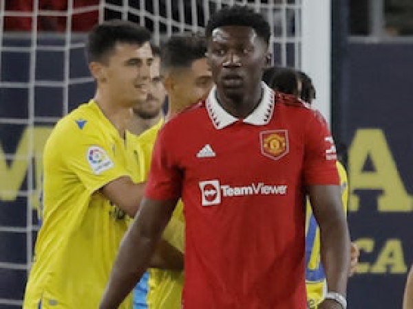 Manchester United Pinjamkan Di'Shon Bernard Ke Portsmouth