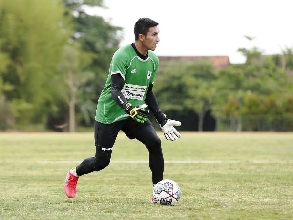 Mario Londok ketika masih berlatih bersama Persipura