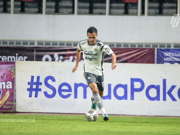 Rezaldi Hehanussa melakoni debut bersama Persib