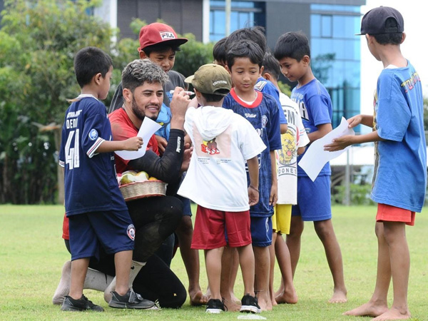 Kiper Arema FC, Adison Maringa didatangi anak-anak Sanggar R.A Kartini