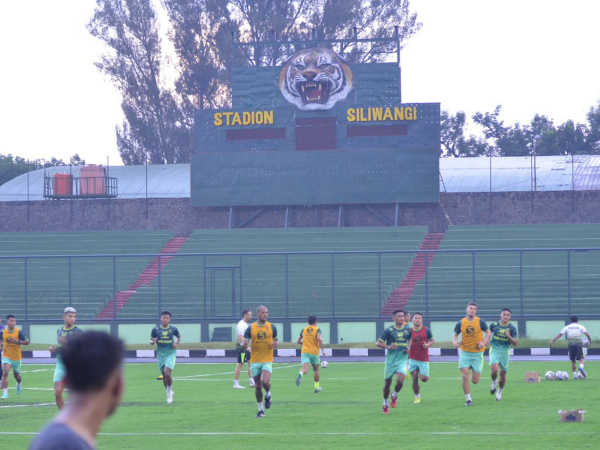 Pemain Persib ketika berlatih di Stadion Siliwangi