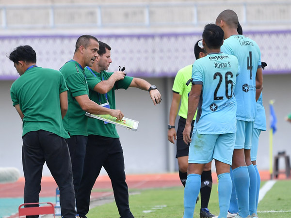 Pelatih Madura United, Fabio Lefundes memberikan pengarahan terhadap para pemainnya