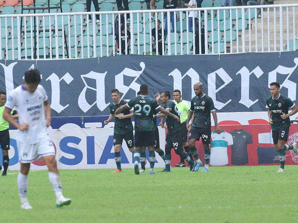 Pemain Persikabo 1973 merayakan gol ke gawang Persita Tangerang