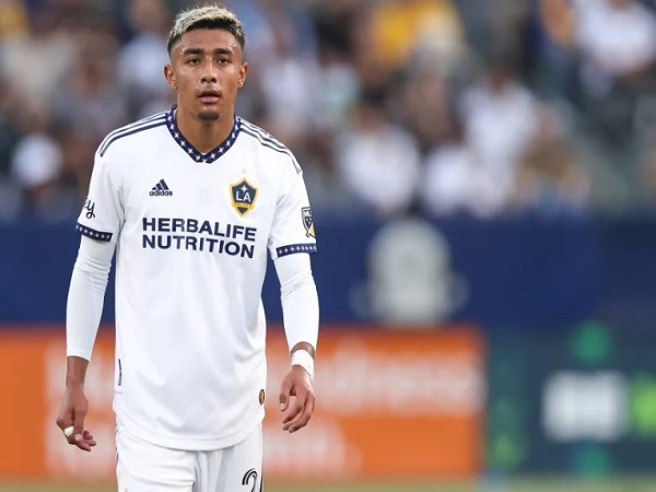 FIFA gagalkan Barcelona dapatkan Julian Araujo