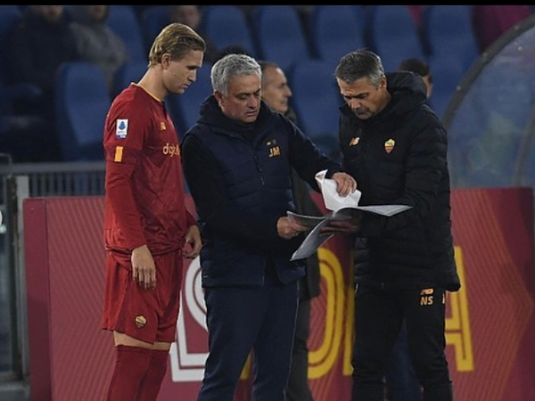 Rekrutan anyar AS Roma yaitu Ola Solbakken, kena semprot Jose Mourinho / via Getty Images