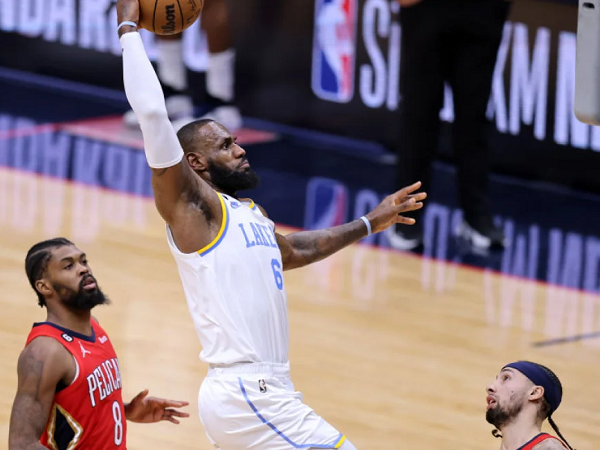 LeBron James kerja keras bantu Lakers bangkit dari keterpurukan.