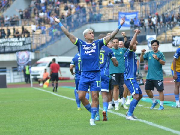Ciro Alves ketika merayakan gol kemenangan Persib