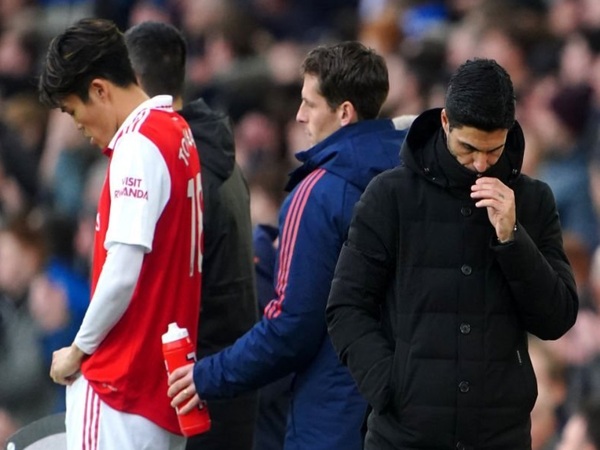 Mikel Arteta memilih untuk tidak memarahi pemain Arsenal, meski timnya baru saja tumbang 0-1 dari Everton kemarin malam (4/2) / via Reuters