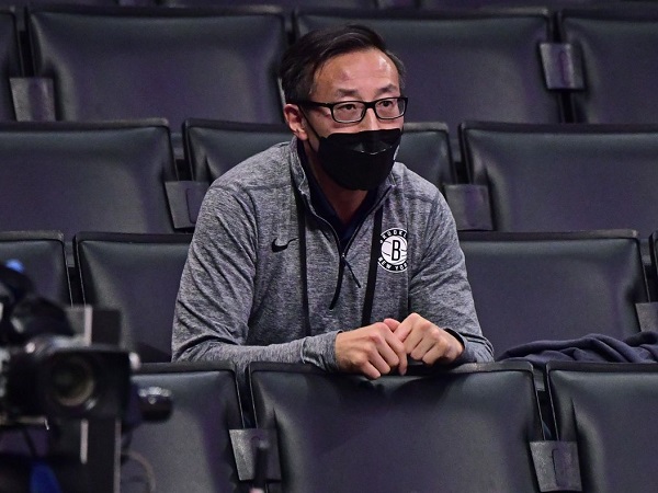 Joe Tsai sengaja tidak kirim Kyrie Irving ke Lakers.