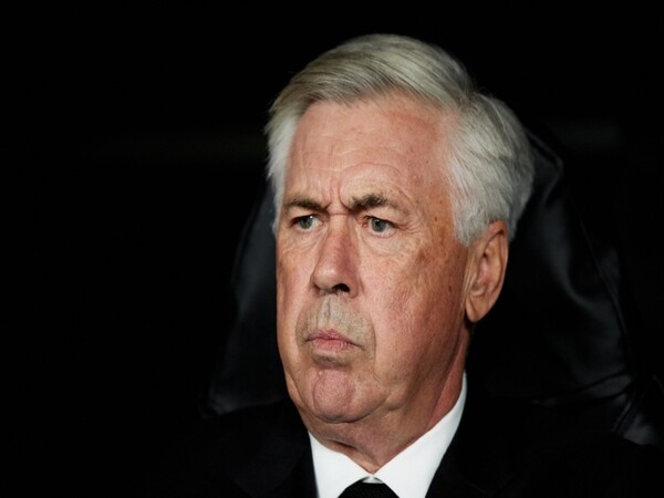 Carlo Ancelotti menilai Real Madrid masih dalam trek untuk memperebutkan titel La Liga, meski kini terpaut jarak lima angka dari Barcelona di puncak klasemen sementara / via Getty Images