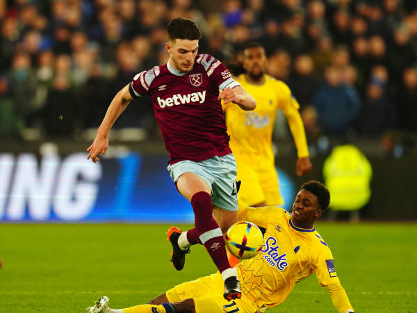 Liverpool Disarankan Rekrut Declan Rice dan Moises Caicedo