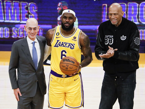Kareem Abdul-Jabbar legawa serahkan tahta poin terbanyak kepada LeBron James.