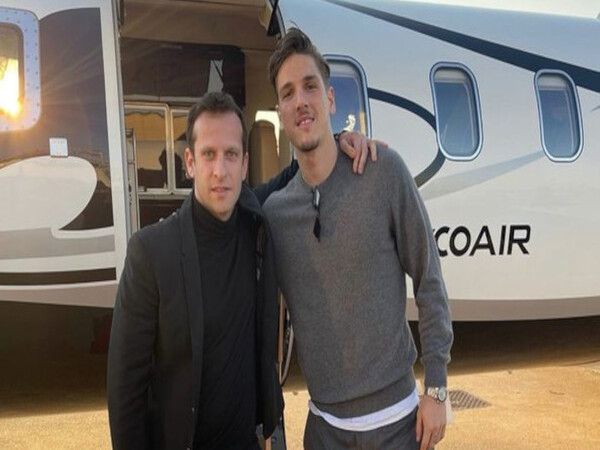Nicolo Zaniolo dan agennya berpose di depan jet pribadi, sebelum berangkat ke Turki untuk menuntaskan transfernya ke Galatasaray / via Istimewa
