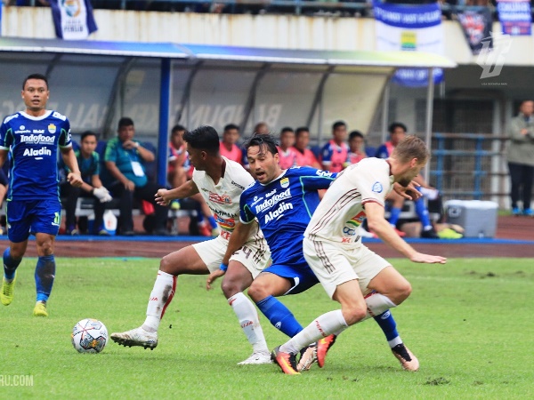 Ezra Walian ketika bertanding bersama Persib