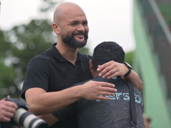 Sergio Van Dijk ketika mengunjungi sesi latihan Persib