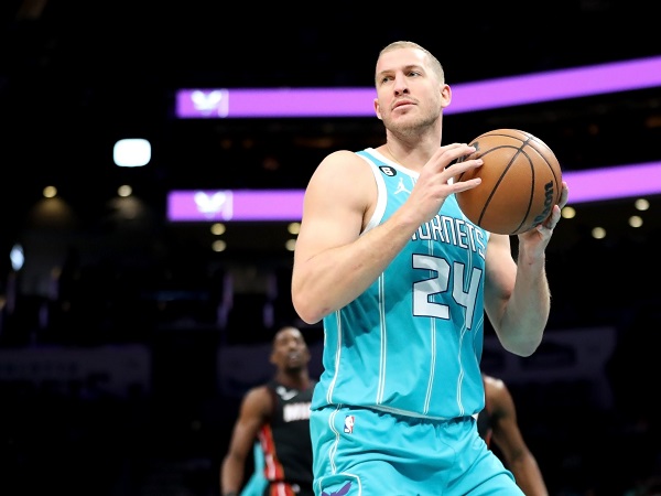 Los Angeles Clippers perkuat lini depan dengan Mason Plumlee.