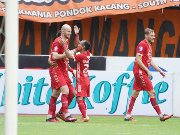 Penyerang Persija Jakarta, Michael Krmencik merayakan gol