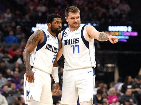 Luka Doncic saat bersama Kyrie Irving.