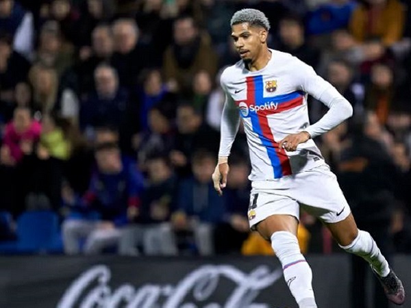 Bek Barcelona, Ronald Araujo. (Images: Getty)