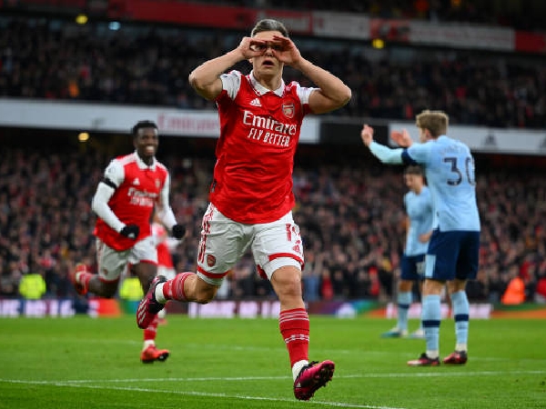 Leandro Trossard saat mencetak gol perdananya untuk Arsenal