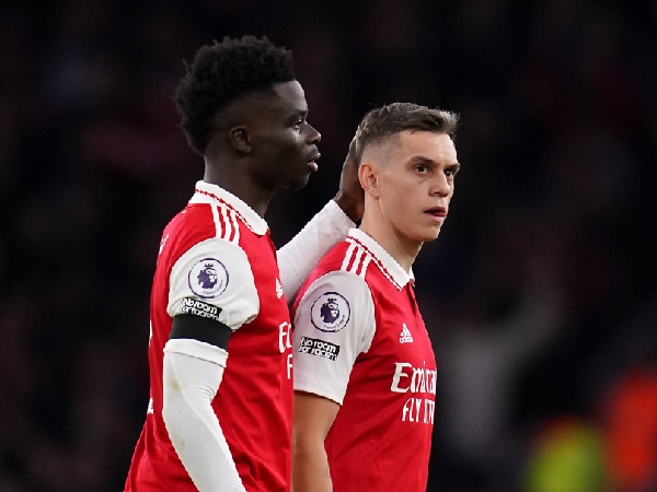 Bukayo Saka dan Leandro Trossard