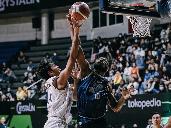 Elang Pacific Caesar Surabaya tumbang di tangan Evos Thunder Bogor.