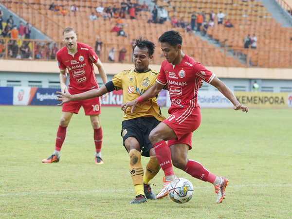 Gelandang Bhayangkara FC, Hargianto menghentikan pemain Persija Jakarta
