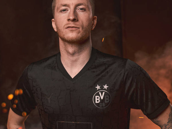 Marco Reus dengan jersey khusus yang akan dikenakan Borussia Dortmund saat menghadapi Hertha Berlin