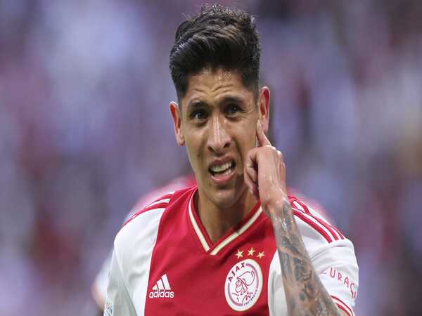 Pemain serba-bisa Ajax Amsterdam yaitu Edson Alvarez, mengaku hampir menangis setiap harinya usai gagal pindah ke Chelsea / via AFP