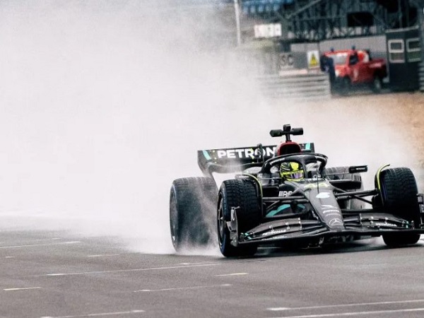 Pebalap Mercedes, Lewis Hamilton