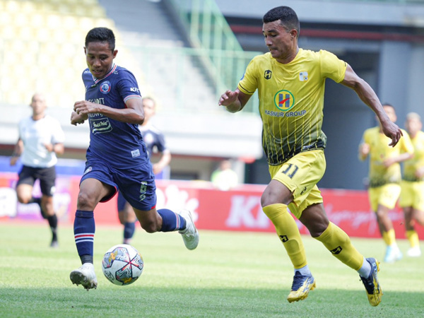 Penyerang Barito Putera, Gustavo Tocantins dibayangi pemain Arema FC Evan Dimas