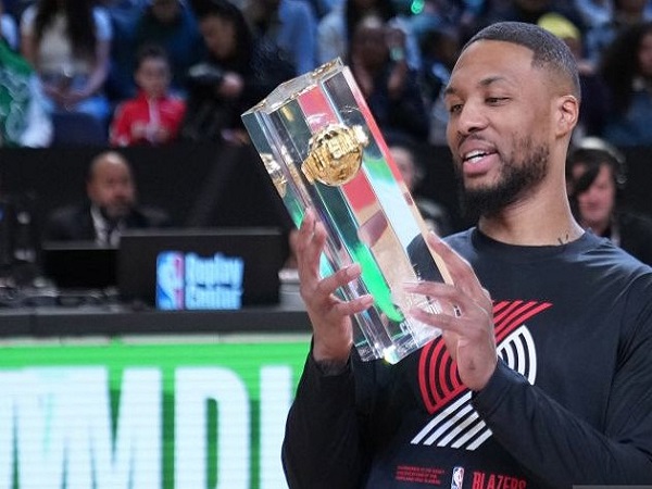 Point guard Portland Trail Blazers, Damian Lillard usai menangkan kontes 3 angka NBA All-Star 2023.