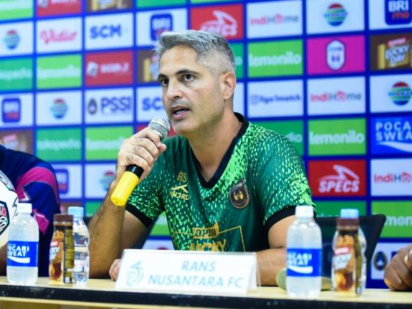 Pelatih RANS, Rodrigo Santana dalam jumpa pers jelang laga