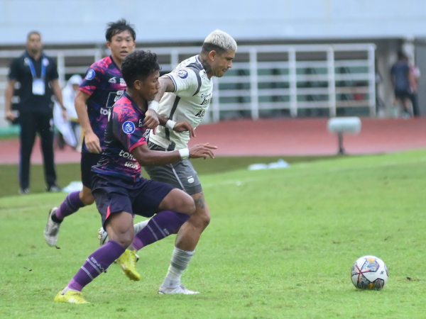 Ciro Alves ketika dikawal bek RANS