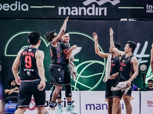 Pemain Evos Thunder Bogor rayakan kemenangan. (Images: IBL)