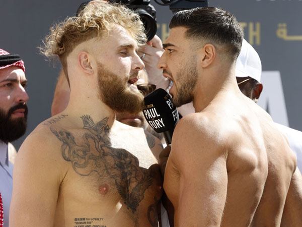Jake Paul (kiri) dan Tommy Fury saling bertukar perkataan saat acara timbang badan di Arab Saudi (Sumber Foto: Boxing Scene)