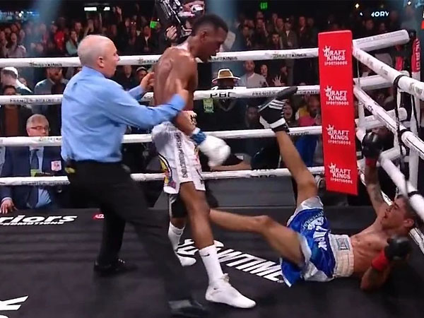 Subriel Matias (kedua dari kiri) menjatuhkan Jeremias Ponce di ronde kelima (Sumber Foto: ESPN)
