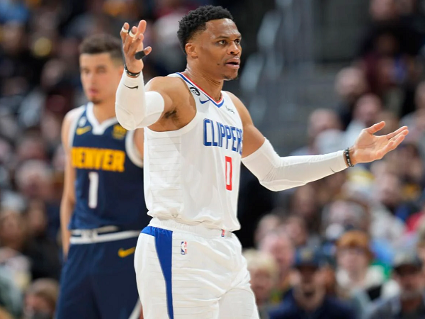 Tyronn Lue ungkap alasannya tak mainkan Westbrook di fase krusial saat lawan Nuggets.