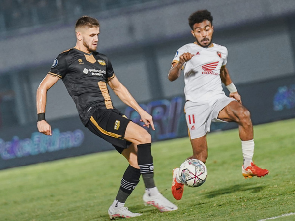 Gelandang Dewa United FC, Majed Osman berhasil membobol gawang PSM Makassar di pertemuan pertama