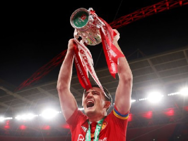 Perannya Di MU Kecil, Harry Maguire Tetap Bangga Angkat Trofi Piala Liga