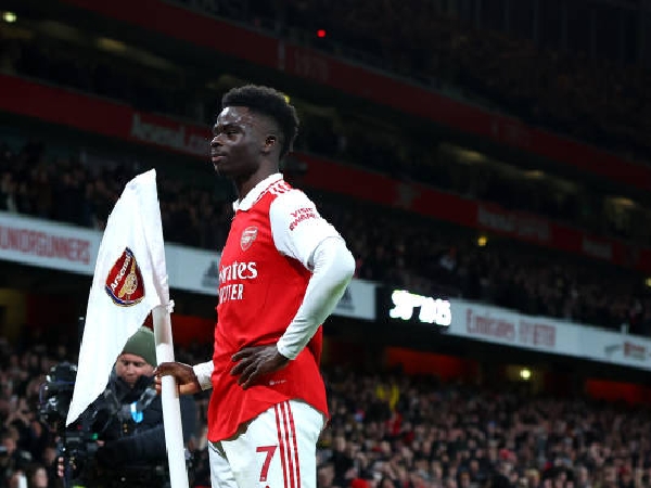 Bukayo Saka merayakan golnya ke gawang Everton