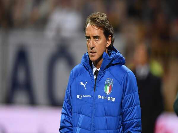 Roberto Mancini berharap semakin banyak pemain muda Italia yang berkelana di luar kompetisi Serie A / via Getty Images