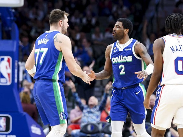 Luka Doncic saat bersama Kyrie Irving.
